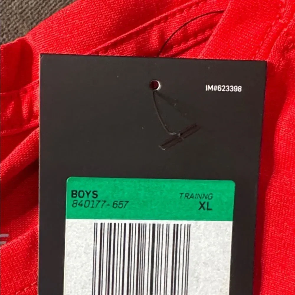 Nike Dry Boys Red Training Top Long Sleeve Athletic Fit Size XL 840177-657 NWT